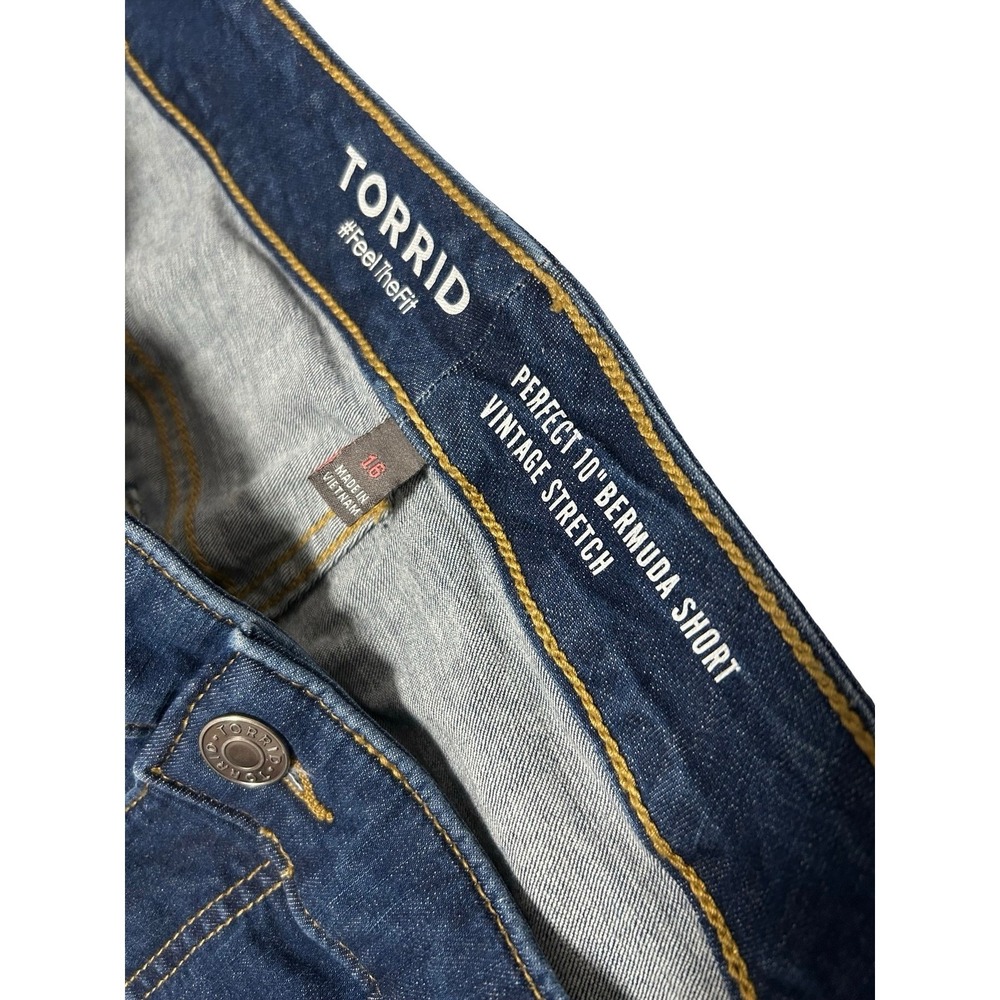 Torrid Perfect 10 Bermuda Shorts Vintage Stretch Denim Raw Hem Dark Wash Size 16 - Picture 2 of 7